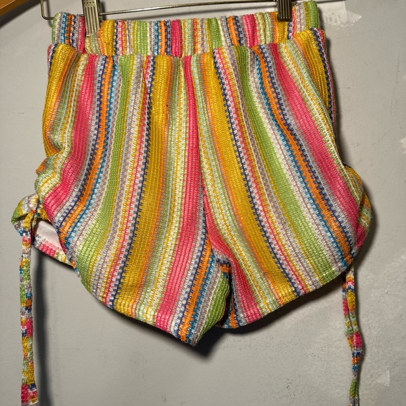 Bright top and shorts set - Picture 4 of 4